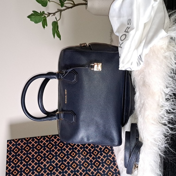 Michael Kors Medium Mercer  EUC Duffle - Picture 3 of 13